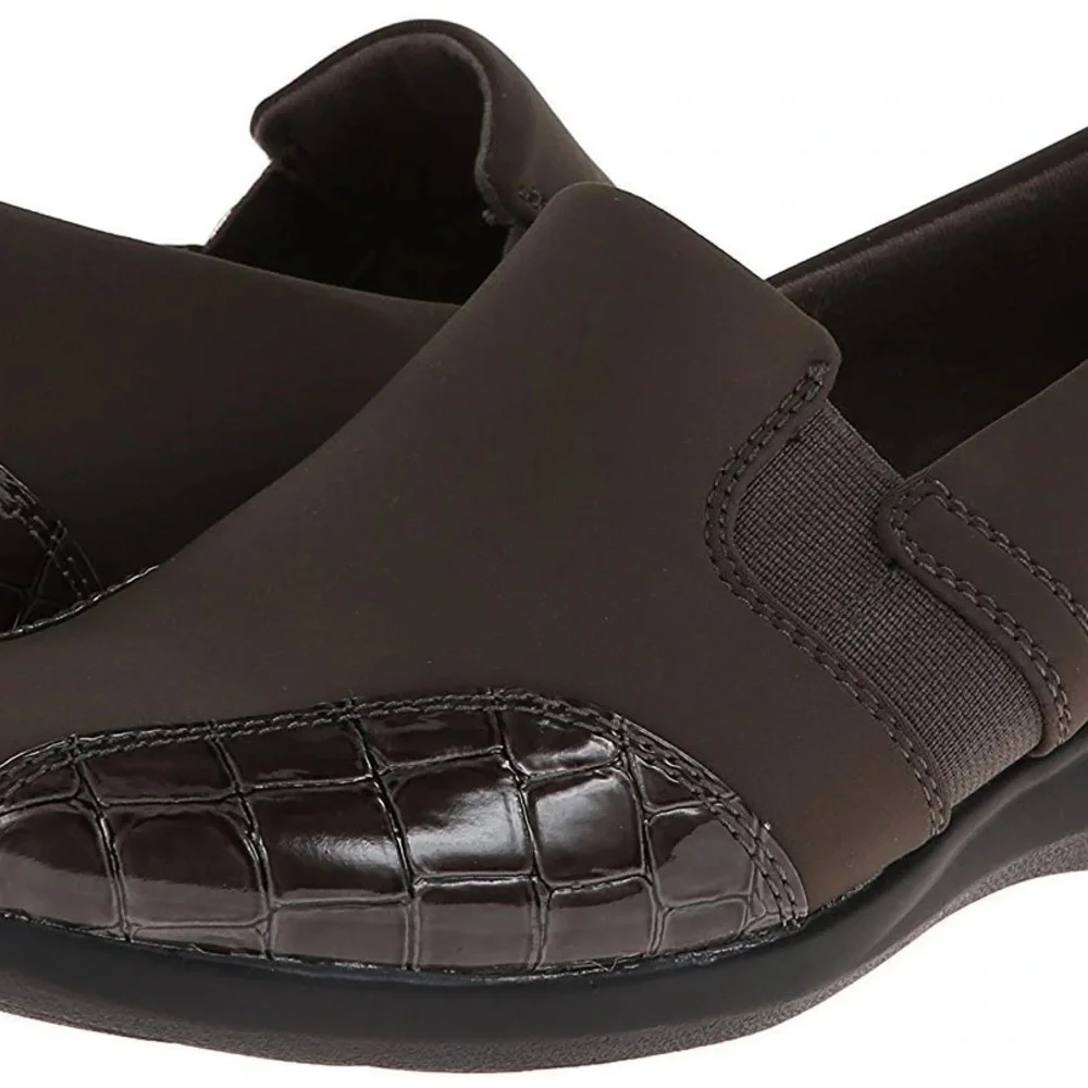 Clarks Womens Brown Croc Embossed Slip On Loafers Low Wedge Shoes Comfort‎